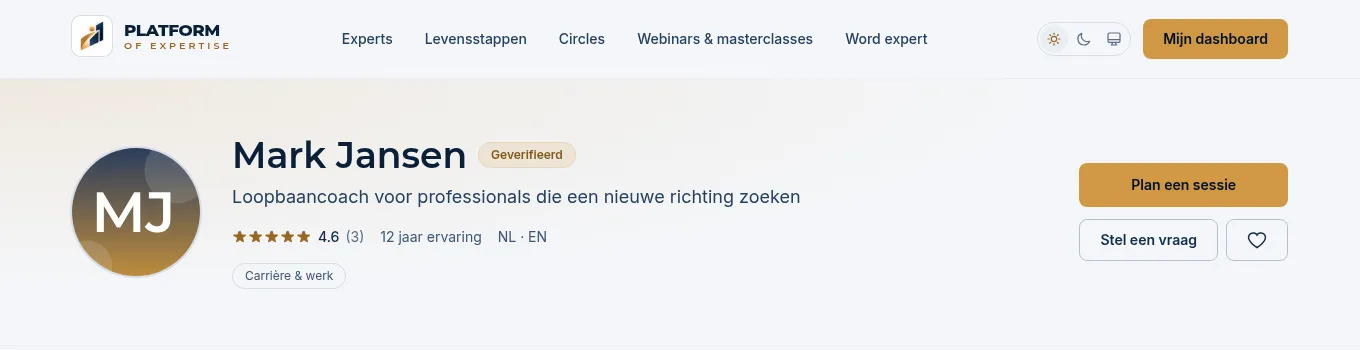 Bovenkant van een publieke expertpagina met naam, kopregel, score en knoppen